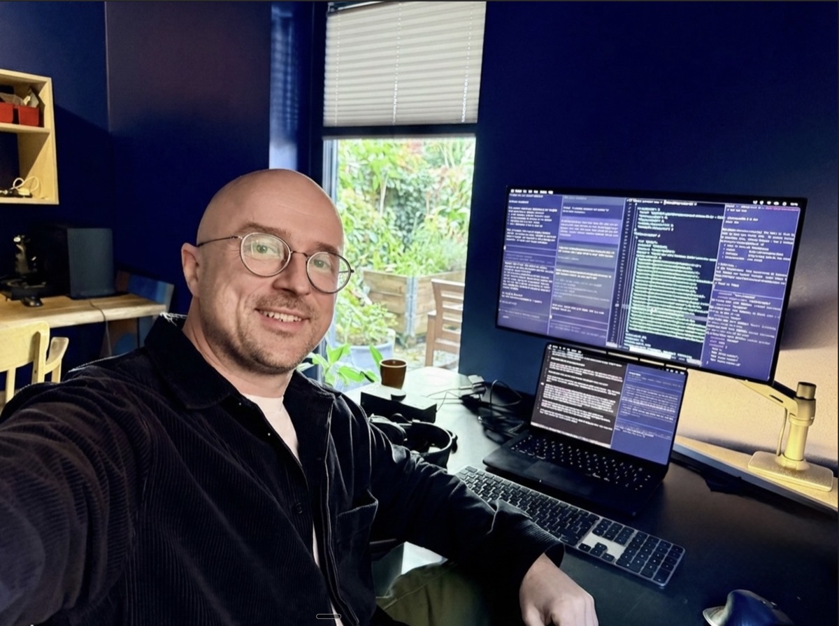 Zbigniew Siwiec at his desk